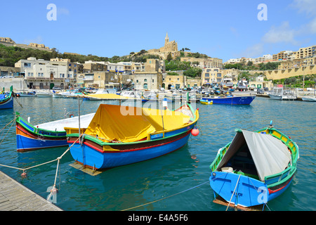 Luzzu barca nel porto di Mġarr, Mġarr, Gozo (Għawdex), Gozo e Comino distretto, Gozo Regione, Repubblica di Malta Foto Stock