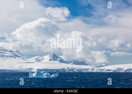 Nuvole costruire su montagne innevate in Dallmann Bay, Antartide, regioni polari Foto Stock