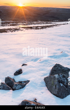 Tramonto in inverno, guardando verso Ovest Allendale da Kevelin Moor sopra Allendale nel NPAONB, Northumberland, Inghilterra Foto Stock