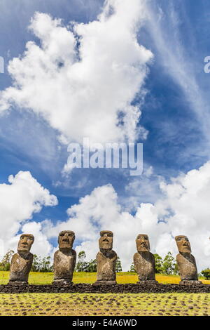 Moai a Ahu Akivi, il primo altare restaurato, Parco Nazionale di Rapa Nui, UNESCO, Isola di Pasqua (Isla de Pascua), Cile Foto Stock