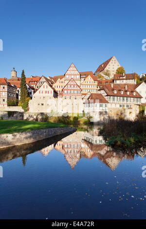 Semi-case con travi di legno sulle rive del fiume Kocher, Schwaebisch Hall, Hohenlohe, Baden Wurttemberg, Germania, Europa Foto Stock