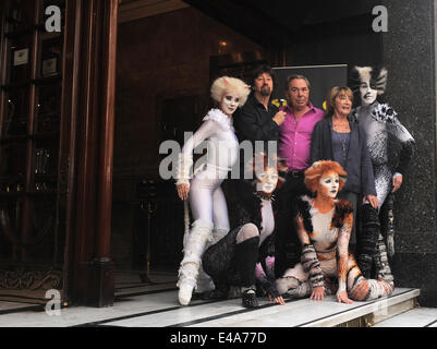 Londra, Regno Unito. 7 Luglio, 2014. Trevor Nunn, Andrew Lloyd Webber e Gillian Lynne frequentare un photocall per " Gatti " al London Palladium. Credito: Ferdaus Shamim/ZUMA filo/Alamy Live News Foto Stock