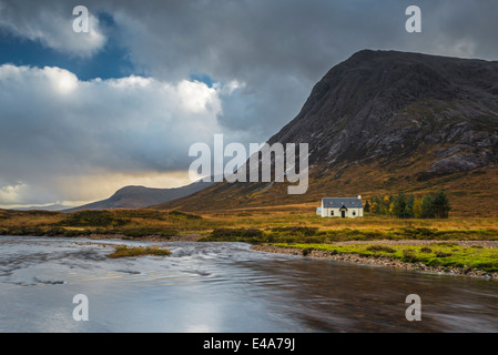 Cottage a Lagangarbh ai piedi di Stob Dearg / Buachaille Etive più, Highlands scozzesi, Regno Unito Foto Stock