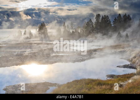 Il congelamento di nebbie e caratteristiche termiche, dawn, West Thumb Geyser Basin, il Parco Nazionale di Yellowstone, UNESCO, Wyoming USA Foto Stock