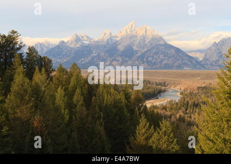 Fumoso Teton Range da Snake River si affacciano in autunno (caduta), il Parco Nazionale del Grand Teton, Wyoming USA Foto Stock