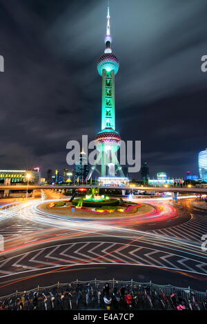 Oriental Pearl Tower con percorsi di luce a Shanghai Pudong, Shanghai, Cina e Asia Foto Stock