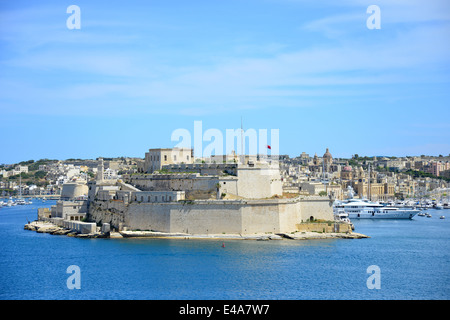 Vista di Fort St Angelo attraverso il Grand Harbour di La Valletta (Il-Belt Valletta), Sud quartiere portuale, Malta Xlokk Regione, Malta Foto Stock