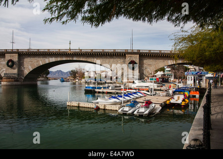 Lake Havasu City, Arizona, Stati Uniti d'America, barche e marina con il london bridge in background, Foto Stock