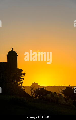 Torre di avvistamento retroilluminata della fortezza di Fortaleza San Felipe, Puerto Plata, Repubblica Dominicana, West Indies, dei Caraibi Foto Stock