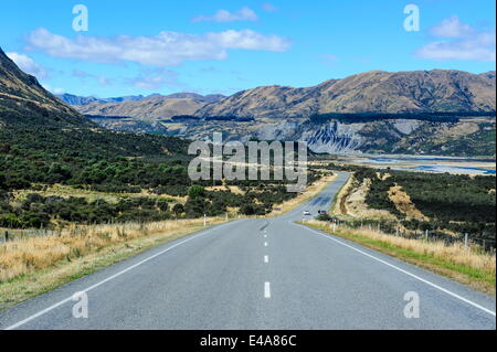 Strada che conduce al di sopra del passaggio di Lewis, South Island, in Nuova Zelanda, Pacific Foto Stock