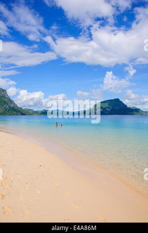 Spiaggia di sabbia e acque cristalline in arcipelago Bacuit, PALAWAN FILIPPINE, Asia sud-orientale, Asia Foto Stock