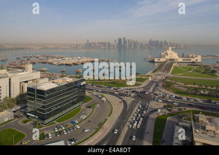 Il museo di arte islamica e il West Bay Quartiere Finanziario Centrale da East Bay District, Doha, Qatar, Medio Oriente Foto Stock