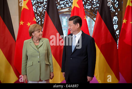 Pechino, Cina. 7 Luglio, 2014. Il cancelliere tedesco Angela Merkel, (L), e il presidente cinese Xi Jinping guardare a ogni altra prima di una riunione al Diaoyutai State Guesthouse a Pechino in Cina 07 luglio 2014. Merkel è su una tre giorni di visita in Cina e si prevede di tenere colloqui con funzionari cinesi a rafforzare i legami tra i due paesi. Foto: KAY NIETFELD/dpa/Alamy Live News Foto Stock