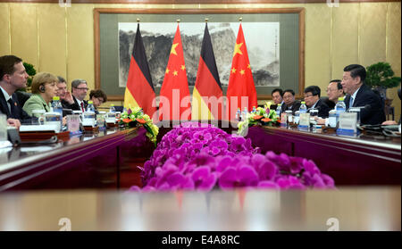 Pechino, Cina. 7 Luglio, 2014. Il cancelliere tedesco Angela Merkel, (2-L), partecipa a una riunione con il presidente cinese Xi Jinping al Diaoyutai State Guesthouse a Pechino in Cina 07 luglio 2014. Merkel è su una tre giorni di visita in Cina e si prevede di tenere colloqui con funzionari cinesi a rafforzare i legami tra i due paesi. Foto: KAY NIETFELD/dpa/Alamy Live News Foto Stock