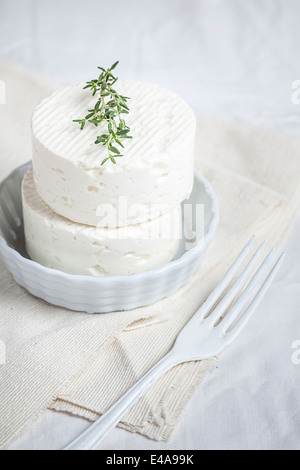 Due pezzi del bulgaro 'herders formaggio' fatta da pecora e latte di vacca guarnita con rametto di timo Foto Stock