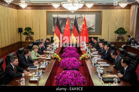 Pechino, Cina. 7 Luglio, 2014. Il cancelliere tedesco Angela Merkel, (3-L), partecipa a una riunione con il presidente cinese Xi Jinping al Diaoyutai State Guesthouse a Pechino in Cina 07 luglio 2014. Merkel è su una tre giorni di visita in Cina e si prevede di tenere colloqui con funzionari cinesi a rafforzare i legami tra i due paesi. Foto: KAY NIETFELD/dpa Foto Stock