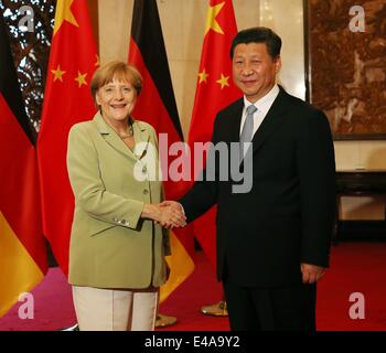 Pechino, Cina. 7 Luglio, 2014. Il presidente cinese Xi Jinping (R) stringe la mano con il Cancelliere tedesco Angela Merkel durante la loro riunione a Pechino, capitale della Cina, 7 luglio 2014. Credito: Liu Weibing/Xinhua/Alamy Live News Foto Stock