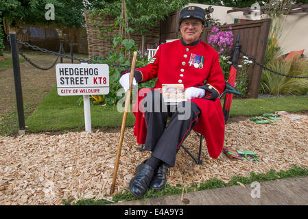 Hampton Court Palace, SURREY REGNO UNITO. Il 7 luglio 2014. Strada hedgehog ad RHS Hampton Court Palace Flower Show con grande Adrian Coles, fondatore di hedgehog Società di conservazione sulla Giornata della stampa, un giardino della fauna selvatica per incoraggiare il riccio. La mostra va dal 8 al 13 luglio. Credito: Malcolm Park editoriale/Alamy Live News. Foto Stock