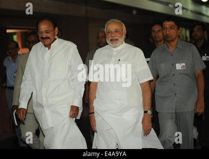 New Delhi, India. 7 Luglio, 2014. Primo Ministro indiano Narendra Modi (C) arriva per l' inizio della sessione di bilancio al Parlamento a New Delhi, India, 7 luglio 2014. Credito: Partha Sarkar/Xinhua/Alamy Live News Foto Stock