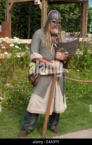 Hampton Court Palace, SURREY REGNO UNITO. Il 7 luglio 2014. I vichinghi guardia del giardino visibile ad RHS Hampton Court Palace Flower Show sulla Giornata della stampa. La mostra va dal 8 al 13 luglio. Credito: Malcolm Park editoriale/Alamy Live News. Foto Stock