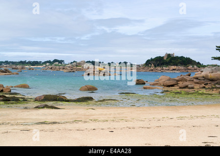 Waterside paesaggio intorno Perros-Guirec presso la costa di Granito Rosa in Bretagna, Francia Foto Stock