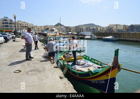 I pescatori sulla barca Luzzu, Marsalforn, Gozo (Għawdex), Gozo e Comino distretto, Gozo Regione, Repubblica di Malta Foto Stock