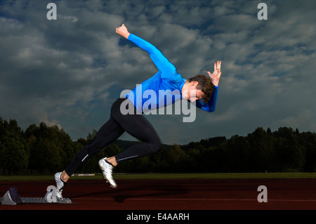 Sprinter a partire, vista laterale Foto Stock