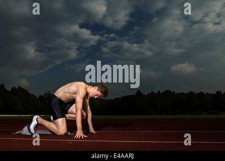 Sprinter a partire, vista laterale Foto Stock