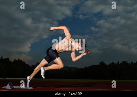 Sprinter a partire, vista laterale Foto Stock
