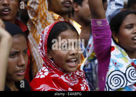 Dacca in Bangladesh. 7 Luglio, 2014. Indumento del Bangladesh lavoratori gridare slogan durante una dimostrazione di Dhaka. I lavoratori sono stati chiedono un aumento di stipendio e un bonus di festival davanti a quella islamica festival vacanze Eid-al-Fitr che segna la fine del mese sacro del Ramadan Credito: zakir hossain chowdhury zakir/Alamy Live News Foto Stock