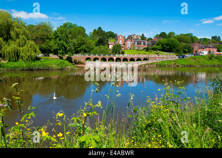 Arley superiore sulle rive del fiume Severn, Worcestershire, Inghilterra come visto da Arley. Foto Stock