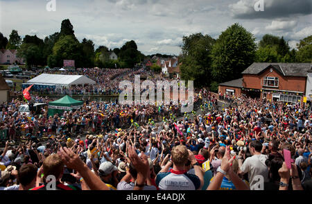 Finchingfield, Essex, Regno Unito. 7 Luglio, 2014. Tour de France tappa 3 Cambridge a Londra il peloton passando attraverso il villaggio di Finchingfield nel nord-ovest dell' Essex nelle prime fasi della terza tappa della gara di oggi tra Cambridge e Londra. Credito: BRIAN HARRIS/Alamy Live News Foto Stock