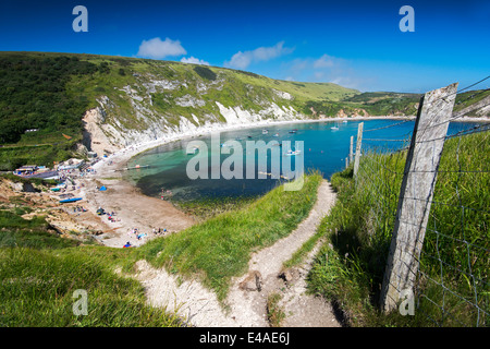 Una soleggiata giornata estiva guardando sopra Lulworth Cove, DORSET REGNO UNITO Inghilterra Foto Stock