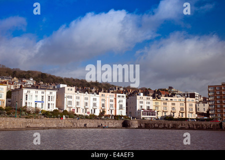 Una terrazza di pensioni e B&B a Madeira Cove, Weston-super-Mare, North Somerset, Inghilterra, Regno Unito Foto Stock