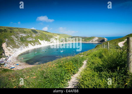 Una vista su Lulworth Cove nel Dorset, England Regno Unito Foto Stock