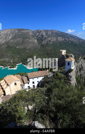 Vista sui monumenti medievali di Guadalest village, Sierrade Aitana montagne, Costa Blanca, Spagna, Europa Foto Stock