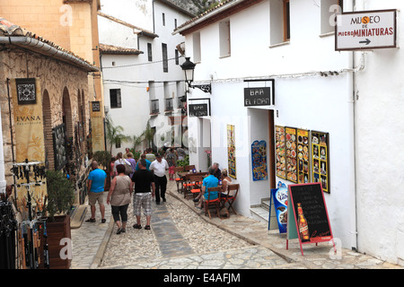 Negozi con doni a Guadalest monumenti medievali village, Sierrade Aitana montagne, Costa Blanca, Spagna, Europa Foto Stock