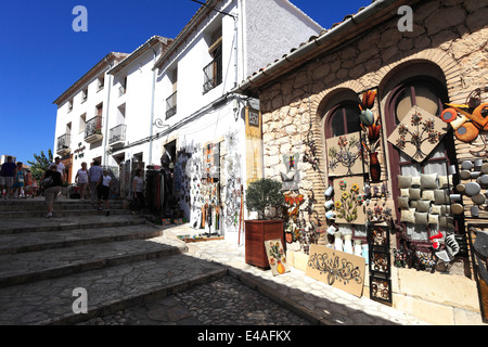 Negozi con doni a Guadalest monumenti medievali village, Sierrade Aitana montagne, Costa Blanca, Spagna, Europa Foto Stock