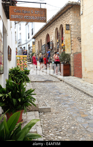 Negozi con doni a Guadalest monumenti medievali village, Sierrade Aitana montagne, Costa Blanca, Spagna, Europa Foto Stock