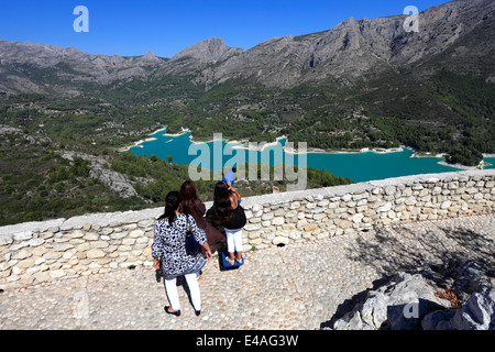 Vista sui monumenti medievali di Guadalest village, Sierrade Aitana montagne, Costa Blanca, Spagna, Europa Foto Stock