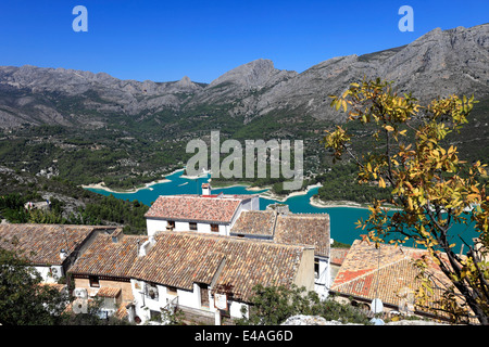 Vista sui monumenti medievali di Guadalest village, Sierrade Aitana montagne, Costa Blanca, Spagna, Europa Foto Stock