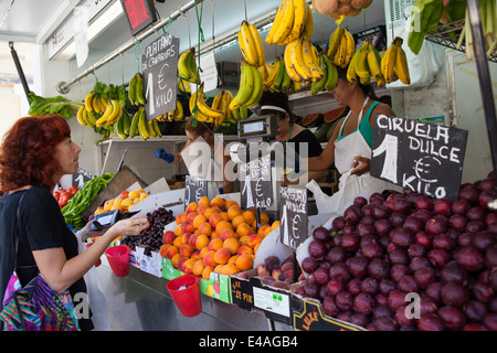 Pressione di stallo di frutta nel mercato di Cadiz Foto Stock