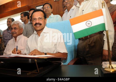 New Delhi, India. 7 Luglio, 2014. India del ministro ferroviaria D. V. Sadanand Gowda (R, anteriore) dà un tocco finale alla rampa 2014-15 bilancio alla vigilia della sua presentazione al Parlamento di Nuova Delhi, India, 7 luglio 2014. Credito: Partha Sarkar/Xinhua/Alamy Live News Foto Stock