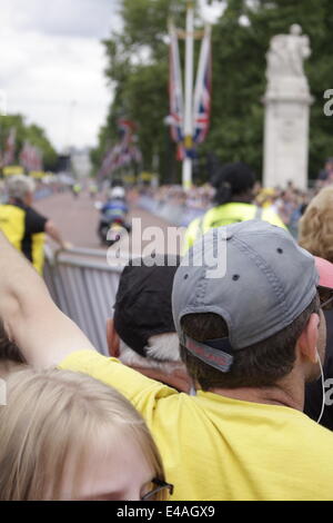 Londra, Regno Unito. 7 Luglio, 2014. La folla linea il Mall per la fine dello stadio 3 del 2014 Tour de France bicycle race. Le tre settimane di gara inizia nel Regno Unito per la prima volta dal 2007, prima di continuare in Francia. Credito: Timothy Budd/Alamy Live News Foto Stock