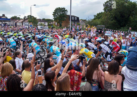 Woodford, Londra, Regno Unito. 07 Luglio, 2014. Tour de France Tappa 3: centinaia di linea il percorso come il peloton passa attraverso. Credito: Mark Dunn/Alamy Live News Foto Stock