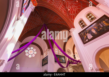 Interno della Bielorussia cattolica romana chiesa dei Santi Simone e Helen (Chiesa Rossa) su Piazza Indipendenza di Minsk Foto Stock