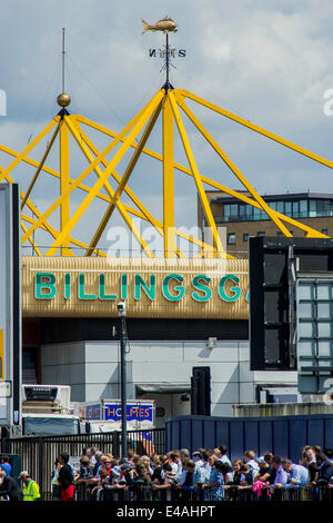 Londra, Regno Unito. 07 Luglio, 2014. La terza gamba del 2014 Tour de France passa Canary Wharf nei Docklands. Aspen Way, Londra 07 luglio 2014. Credito: Guy Bell/Alamy Live News Foto Stock