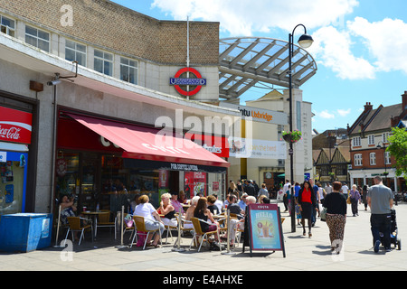 Costa Coffee Shop, High Street, Uxbridge, London Borough of Hillingdon, Greater London, England, Regno Unito Foto Stock