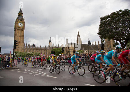 Londra, Regno Unito. Lunedì 7 luglio 2014. Tour de France passa la Casa del Parlamento e dal Big Ben, mentre viaggia attraverso il Westminster alla fine della tappa britannica di finitura in Londra. Credito: Michael Kemp/Alamy Live News Foto Stock