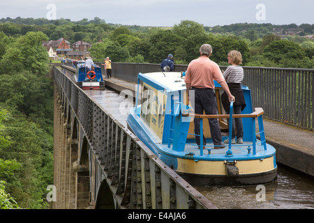 Narrowboats attraversando l Acquedotto Pontcysyllte in Llangollen Canal, Trevor, Wrexham, North East Wales, Regno Unito Foto Stock
